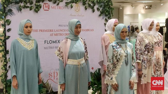 Desainer busana muslim yang lebih dulu dikenal lewat busana pesta yang glamor dan mewah itu kini merambah pasar ritel.