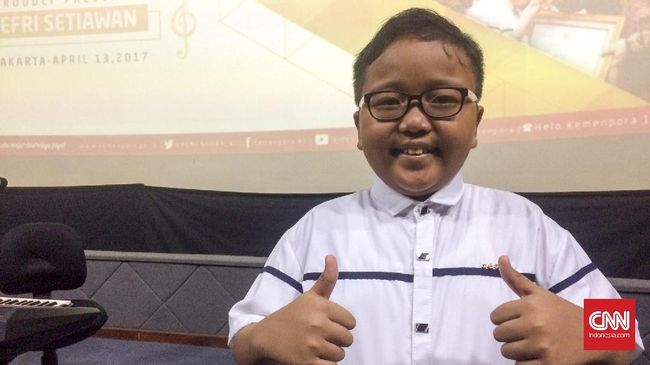 Jefri Setiawan bisa memainkan puluhan lagu dengan kibornya, dengan mata tertutup. Setelah memecahkan rekor dunia, keinginan selanjutnya adalah bertemu Jokowi.