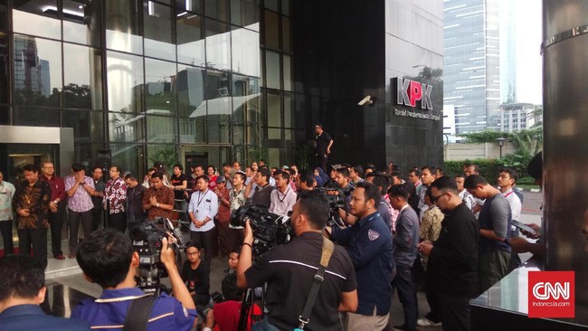 Teror terhadap Novel Baswedan terus berdatangan, mengiringi kiprahnya memberantas korupsi di negeri ini. Hingga siraman air keras menerpa wajahnya.