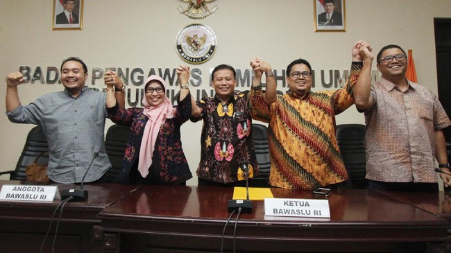 Bawaslu menyebut hanya Aparatur Sipil Negara yang diduga tidak netral dalam pemenangan calon tertentu pada Pilkada serentak 2018, bukan TNI dan Polri.
