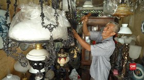 Bertahan di Tengah Redupnya Pamor Jalan Surabaya