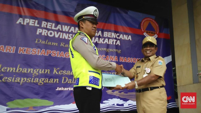 Ajun Inspektur Satu Sunaryanto mendapat piagam penghargaan ucapan terima kasih dan uang tunai Rp10 juta dari Pemprv DKI.