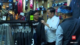 Jokowi Borong Baju Produk Bandung Bareng Ridwan Kamil