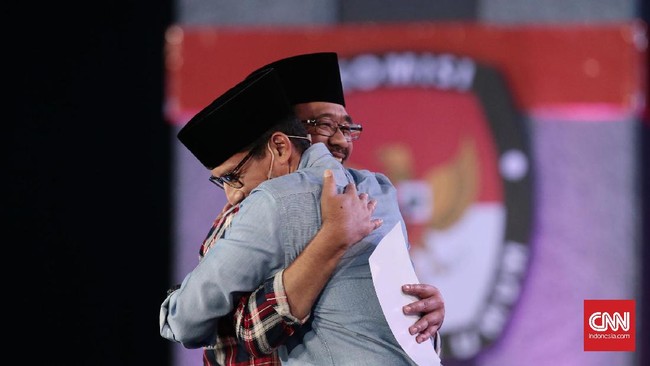 Di sela debat kandidat gubernur DKI Jakarta, Sandiaga Uno sempat berniat untuk mencium tangan pesaingnya, Djarot Saiful Hidayat. Namun, sang petahana menolak.
