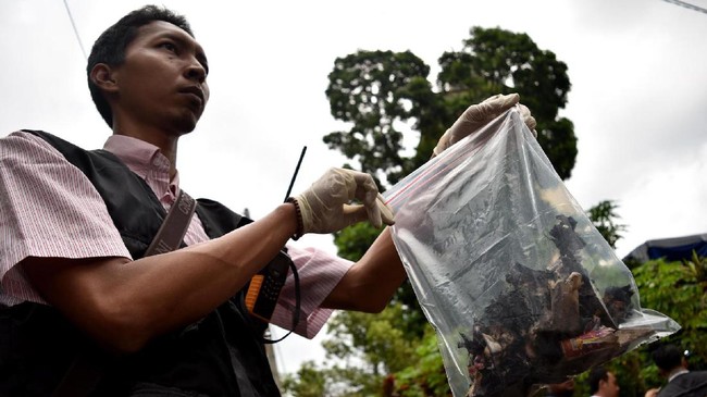 Polisi masih mendalami dugaan kertas Alquran dijadikan bungkus petasan di Ciledug yang viral di media sosial.