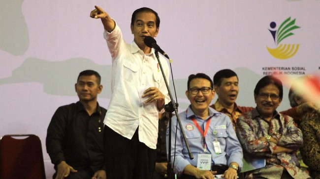 Jokowi menjawab tudingan sejumlah pihak yang mengatakan program pembagian sertifikat tanah merupakan sebuah kebohongan.