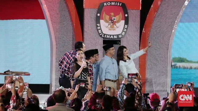 Berdasarkan survei Indikator Politik Indonesia, elektabilitas Ahok dan Anies terpaut tipis. Mereka harus merebut undecided voters untuk memenangkan Pilkada.