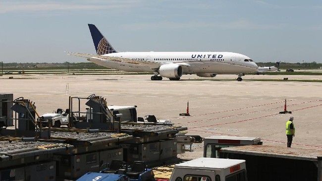 Baterai laptop itu terbakar dan membuat pesawat yang ada di udara dengan tujuan Newark terpaksa kembali ke bandara asal di San Diego, Amerika Serikat.