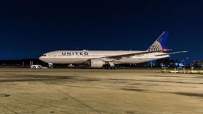 Pintu Pesawat Membeku, Penumpang Terdampar 16 Jam di Bandara Penumpang maskapai United Airlines terdampar di landasan salah satu bandara di Kanada selama 16 jam karena pintu pesawat mereka membeku dan tidak dapat dibuka.