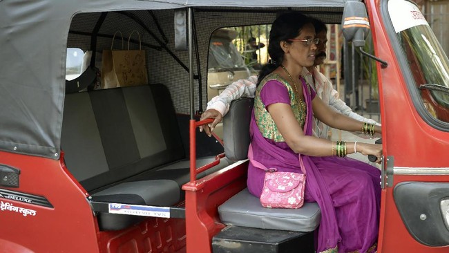 Mumbai memperkenalkan program pemberdayaan wanita melalui bajaj. Pemerintah mewajibkan lima persen dari jumlah pengemudi bajaj adalah perempuan.
