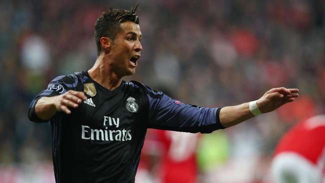 Striker Real Madrid, Cristiano Ronaldo jadi pemain pertama yang menorehkan catatan 100 gol di kompetisi klub Eropa.