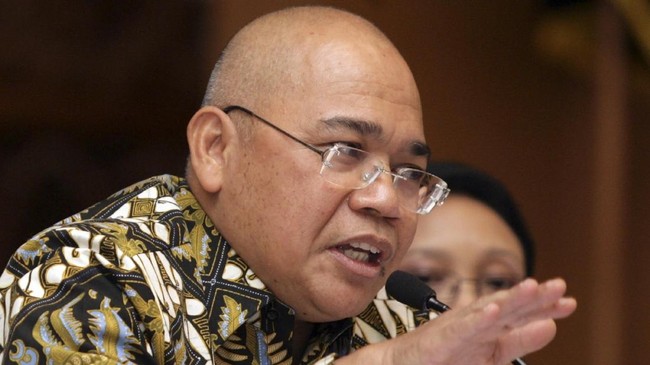 Masyarakat mempertanyakan alasan pemegang saham membiarkan kursi Direktur Operasional Garuda Indonesia tidak lagi diisi pejabat baru.
