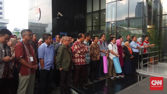 Ratusan pegawai Komisi Pemberantasan Korupsi berbaur di pelataran markas antirasuah. Mereka tak tersekat jabatan. Mulai dari pejabat yang biasa bekerja di lobi Gedung KPK sampai Sekretaris Jenderal KPK, Bimo Gunung Abdul Kadir, berkumpul bersama. Tujuan mereka satu, mendoakan kesembuhan penyidik senior Novel Baswedan, yang disiram air keras oleh orang tak dikenal pada Selasa (11/2) lalu.