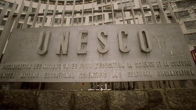 Wakil 48 Negara Walk Out saat Rusia Naik Panggung di Konferensi UNESCO Perwakilan dari banyak negara mendadak keluar dari ruangan alias walkout saat wakil Rusia naik ke panggung konferensi budaya internasional UNESCO.