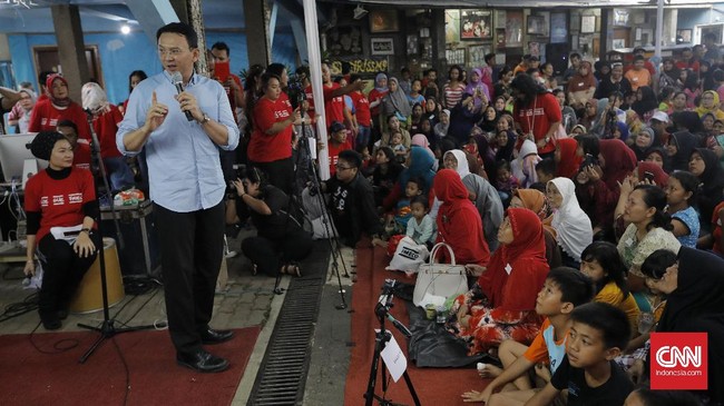 Ahok berjanji bakal membenahi layanan fasilitas kartu bantuan sosial, gaji RT, dan RPTRA saat dia bertandang ke markas Slank di Jalan Potlot.