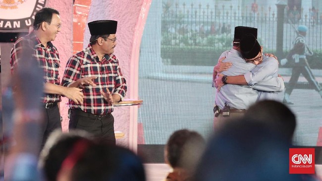 Bukan hanya roman bahagia, rasa haru juga tersaji ketika Anies-Sandi merayakan kemenangan hasil perhitungan cepat di kediaman Prabowo Subianto.