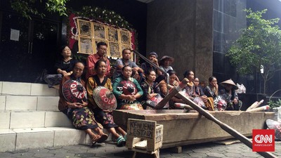 Kartini Kendeng mewakili JM-PPK datang ke ibu kota negara RI, Jakarta, untuk menyerahkan surat kepada Presiden Jokowi, Senin (11/1).