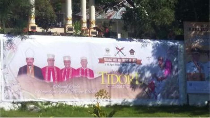 Lautan manusia memadati Lapangan Kadote Kie, Kesultanan Tidore, Kepulauan Tidore pada 12 April 2017.