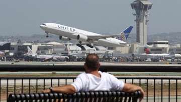 Detik-detik United Airlines Seruduk Truk di Jalan Raya saat Mendarat