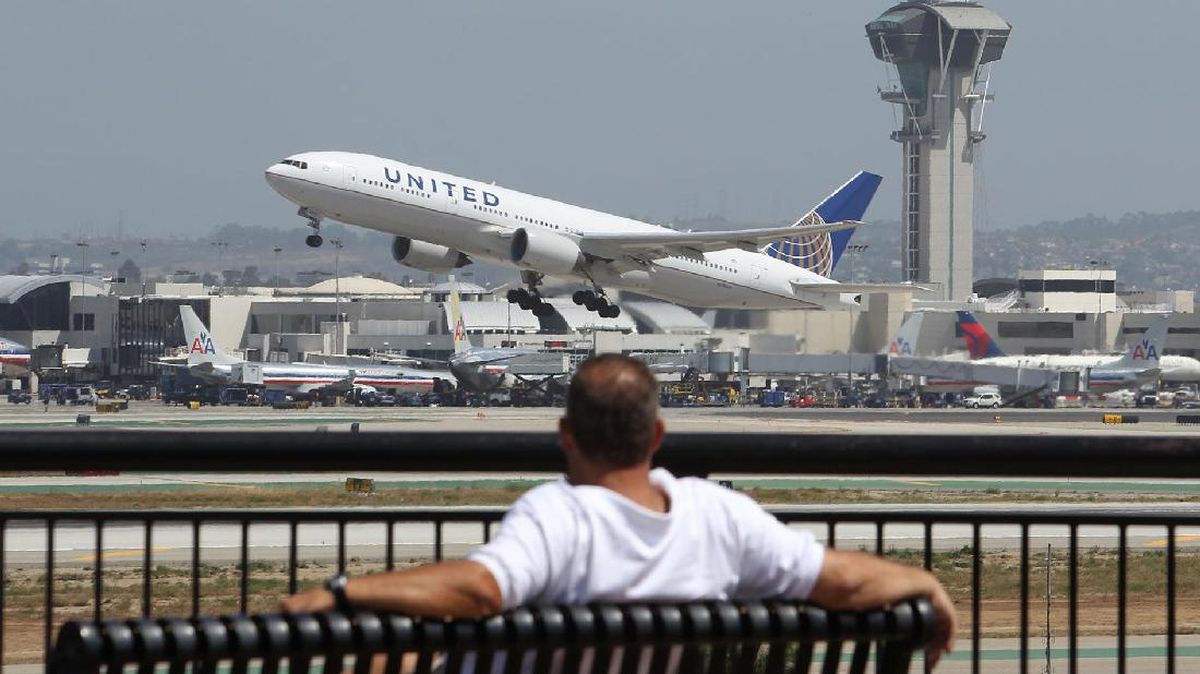 Pesawat United Airlines Seruduk Truk di Jalan Raya New Jersey Saat Mendarat