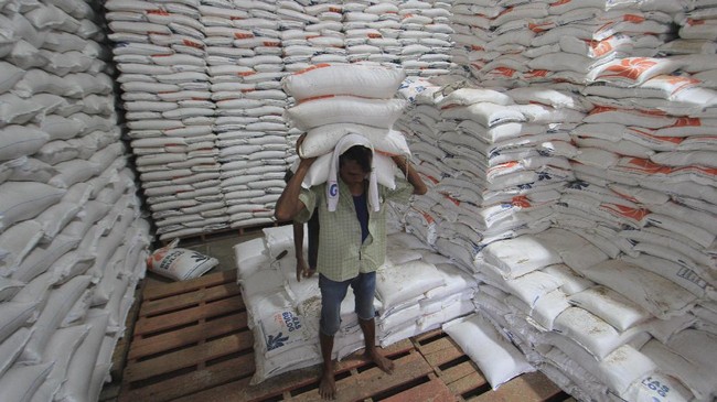 Badan Urusan Logistik (Bulog) bekerjasama dengan Asosiasi Pedagang Ritel Indonesia dan Asosiasi Pengelola Pasar Indonesia mendistribusikan bahan pangan.