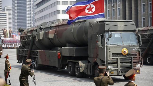 Korea Utara dilaporkan menggunakan truk buatan China untuk memamerkan rudal dalam pagelaran militer besar-besaran pada akhir pekan lalu.