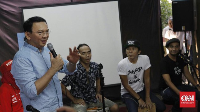 Ahok mempersilakan warga Potlot untuk bertanya, berdiskusi, ataupun curhat ketika dia menyambangi markas band Slank.