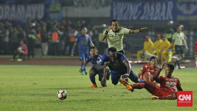 Djadjang Nurdjaman mengaku puas dengan performa Michael Essien dan Carlton Cole di laga perdana lawan Arema FC.