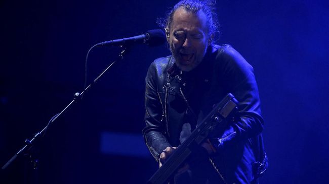 Masalah teknis itu berupa suara mengiang dan lenyapnya suara. Radiohead sampai harus silam ke balik panggung.
