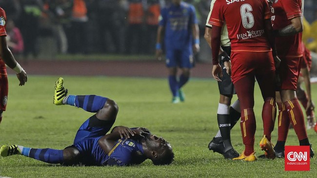 Imigrasi Bandung melarang Michael Essien dan Carlton Cole bermain hingga mereka mengantongi KITAS yang jadi syarat wajib pekerja asing.