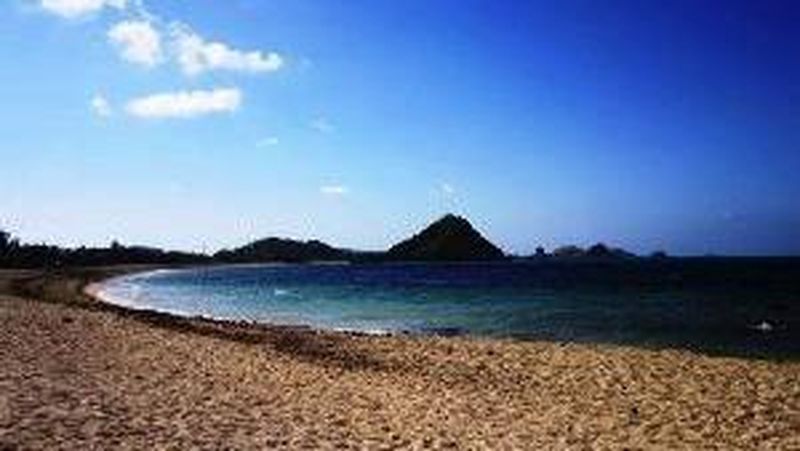 Pulau Lombok di Nusa Tenggara Barat (NTB) yang mengantongi predikat sebagai destinasi wisata halal terbaik