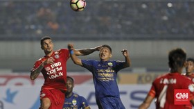 Bek Arema Minta Maaf Setelah Insiden Tekel Berbahaya