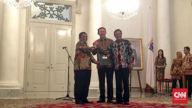 Jabatan Gubernur DKI secara resmi akan kembali disandang Ahok pada Minggu (16/4), pukul 00.00 WIB. Ahok mengaku puas dengan kinerja Sumarsono sebagai Plt.