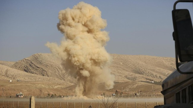Setidaknya 11 orang tewas ketika bom pinggir jalan meledak di Provinsi Helmand, selatan Afghanistan, Sabtu (15/4). Taliban dituding bertanggung jawab.