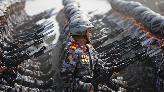 Bersamaan dengan latihan milter gabungan antara Korsel dan AS di Laut Timur, Korea Utara merayakan Hari Militer dengan menggelar latihan tembak.