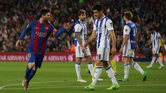 Sepasang gol Lionel Messi mewarnai kemenangan Barcelona atas Real Sociedad dalam lanjutan La Liga pekan ke-32 di Camp Nou, Sabtu (15/4) waktu setempat.