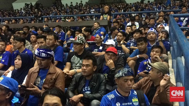 Panpel PS TNI bakal mendistribusikan tiket untuk tribun selatan dan utara Stadion Pakansari bagi Bobotoh yang ingin mendukung Persib akhir pekan ini.