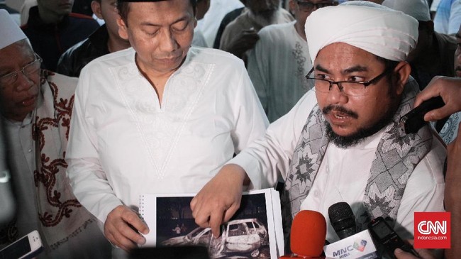 FPI mencurigai tiga orang yang keluar dari mobil yang terbakar di Cawang. Ketiga orang itu dianggap aneh karena melarikan diri.