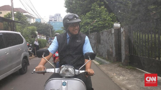 Cagub Anies Baswedan mengunjungi para tetangga di sekitar kediamannya di kawasan Cilandak Barat sebelum menggunakan hak pilih. Anies yakin memenangi pilkada.