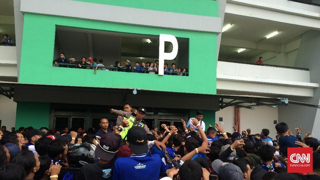 Panpel Persib masih kesulitan menerapkan sistem baru tiket gelang. Bahkan kasus penonton yang tidak kebagian tempat duduk di tribune Stadion GBLA masih terjadi.