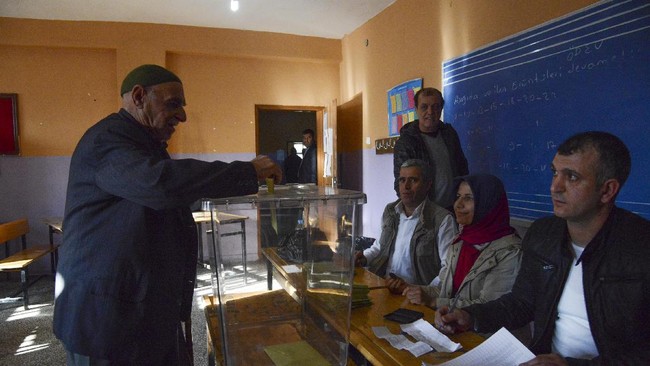 Turki sudah memulai referendum pada Minggu (16/4) yang akan menentukan kekuasaan Erdogan dan nasib sistem pemerintahan Negara Dua Benua itu.