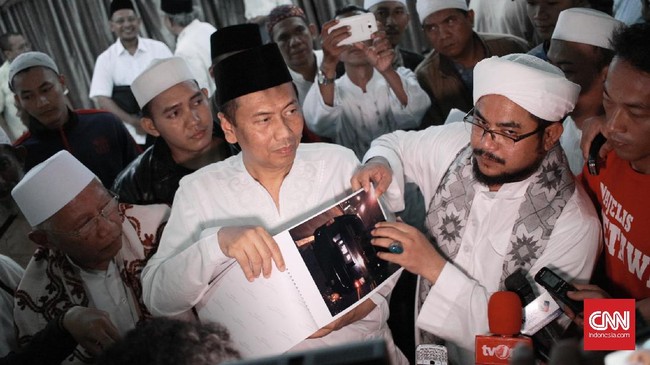 Tak hanya polisi yang diminta FPI mengusut tuntas kasus tersebut, TNI pun didesak untuk membantu Polisi memburu pelaku dan pihak yang menyuruhnya.