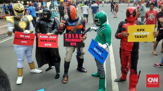 Aksi Koalisi Save KPK diikuti oleh sejumlah peserta yang mengenakan kostum super hero, seperti Batman, Deadpool, Power Ranger, dan Deathstroke.