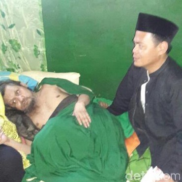 Rambut 7,5 Meter Petapa Dieng Mbah Fanani Disebut Mengeluarkan Cahaya