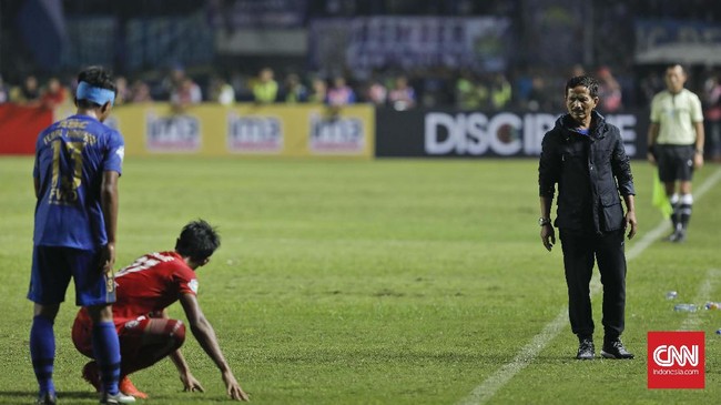 Persib Bandung resmi merekrut Emral Abus sebagai pelatih anyar. Juru taktik berusia 58 tahun itu ditargetkan membawa Maung Bandung finis di posisi lima besar.