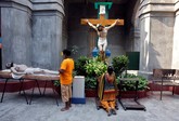 Ragam Cerita Paskah dari Penjuru Dunia Paskah dirayakan umat Kristiani sebagai kebangkitan Yesus pada hari ketiga setelah disalib. Semua gereja di dunia dapat merayakannya dengan gempita.