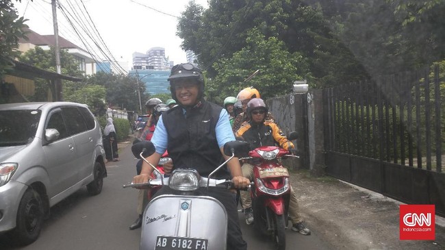 Pembentukan tim transisi sebelumnya telah dilontarkan oleh Ketua Umum Gerindra Prabowo Subianto dan calon Wakil Gubernur Sandiaga Uno.