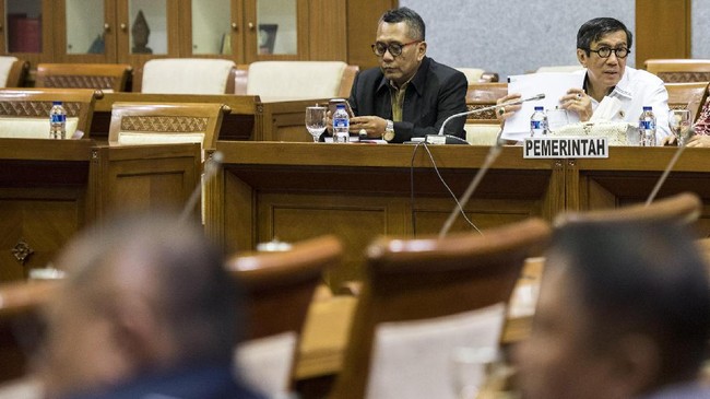 Delapan fraksi dan pemerintah sepakat penambahan satu kursi pimpinan DPR, tiga kursi pimpinan MPR, dan satu kursi pimpinan DPD dalam revisi UU MD3.