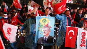 Pendukung Berpesta Rayakan Kemenangan Erdogan dan AKP