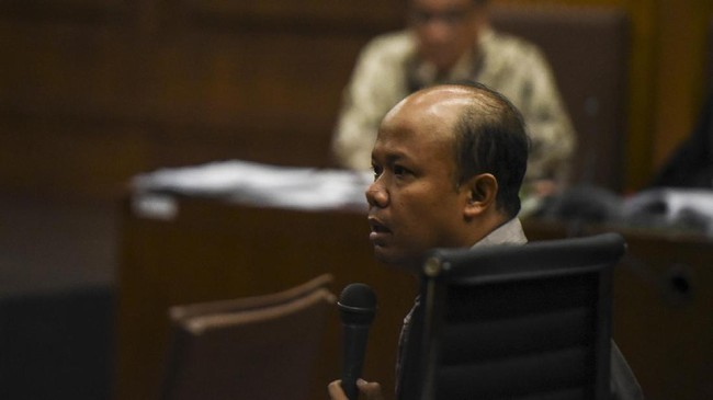 KPK resmi menahan dua tersangka kasus dugaan korupsi proyek pengadaan e-KTP, Isnu Edhy Wijaya dan Husni Fahmi. Mereka ditetapkan tersangka sejak Agustus 2019.